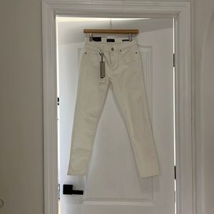 Size 25 petit Banana Republic white jeans. Never worn.